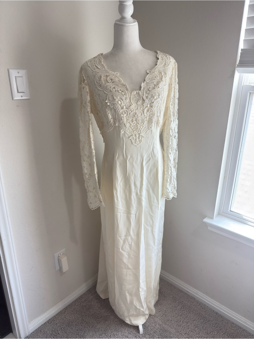 Jessica McClintock Cream Lace V-Neck Long Sleeve Wedding Gown
